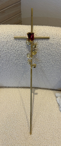 Croix en laiton or avec rose rouge