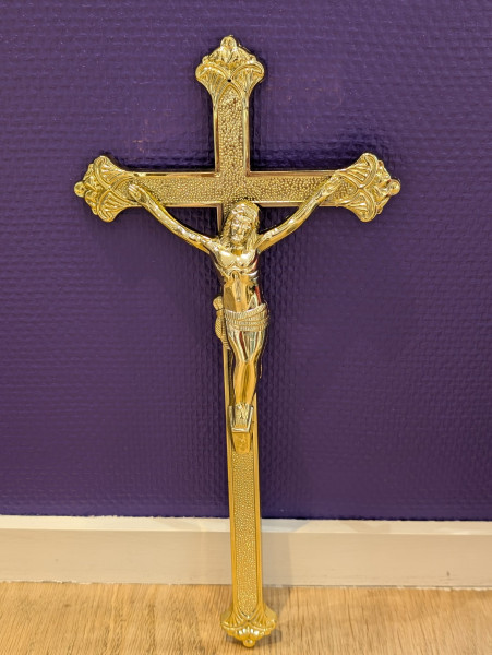 Croix en plastique or avec Christ
