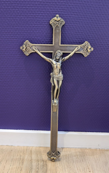 Croix en plastique vieux bronze avec Christ