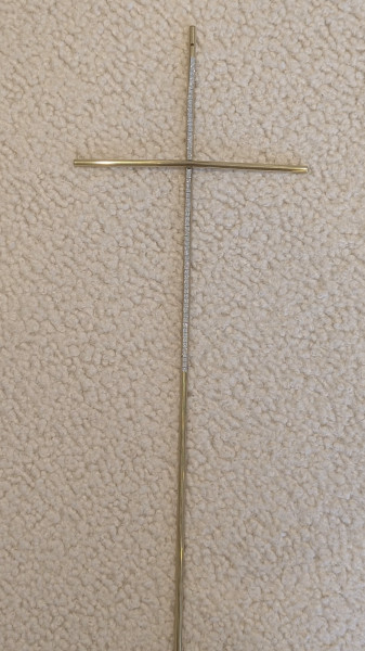 Croix fine en laiton or avec strass