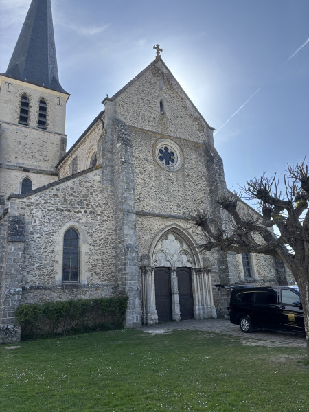 Eglise à Villeneuve Le Comte