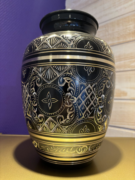 Urne en laiton motifs dorés