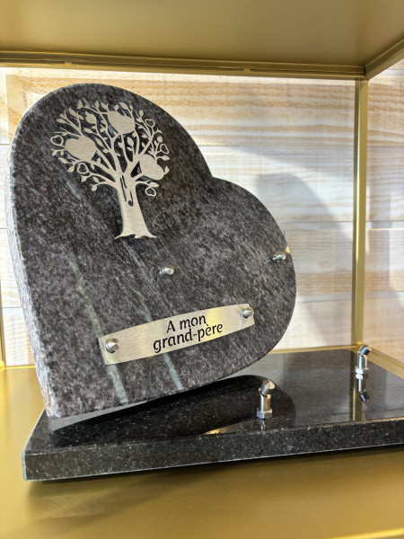 Gravure sur-mesure pour plaque funéraire